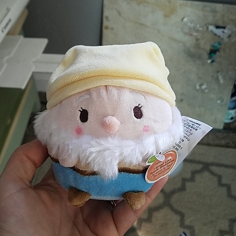 NWT Disney Parks Snow white Happy Ufufy
